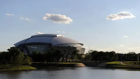 拜仁慕尼黑第11轮以2-1惊险击败弗赖堡，莱万建功格雷茨卡助威夺冠